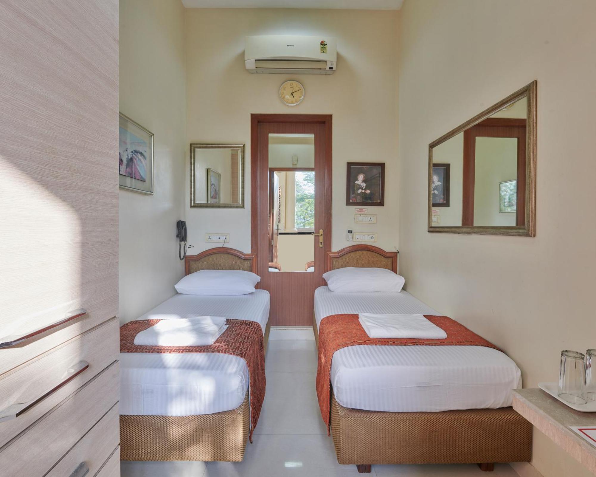 Elphinstone Hotel Mumbai Bagian luar foto